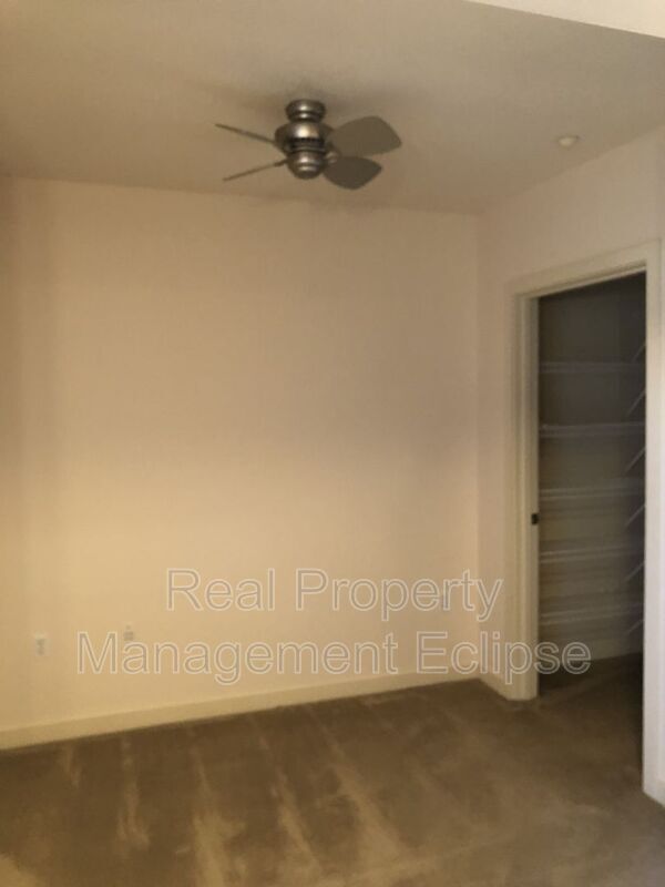 Building Photo - 211 Kirkland Ave