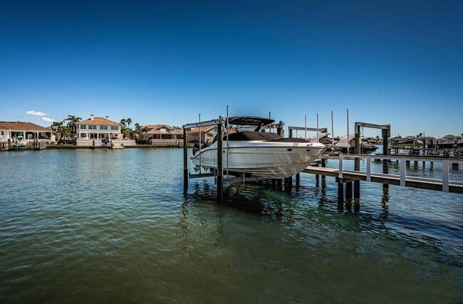 Building Photo - 2180 Dolphin Blvd S