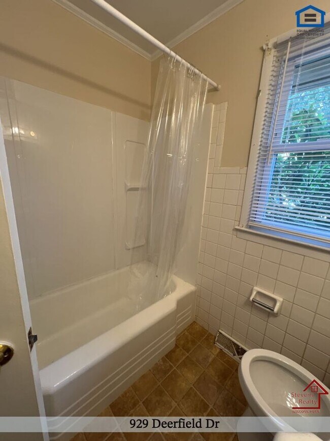 Building Photo - 929 Deerfield Dr