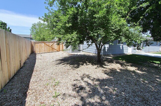 Building Photo - 3816 N Shamrock Ave
