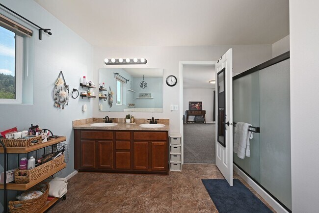 Building Photo - Amazing Home in Orting!!