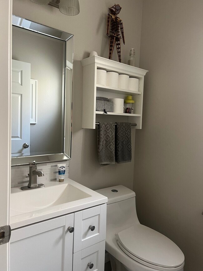 Building Photo - 15153 Burbank Blvd