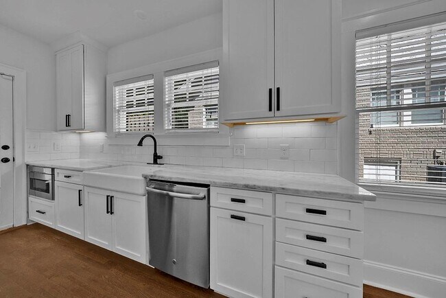 Building Photo - 876 Courtenay Dr NE