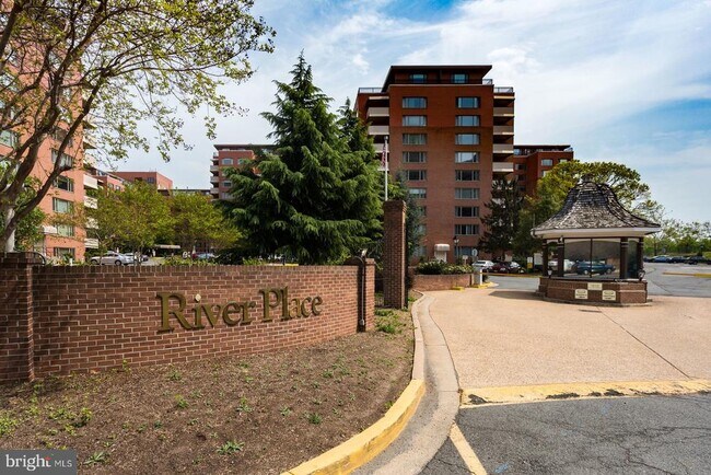 Building Photo - 1121 Arlington Blvd