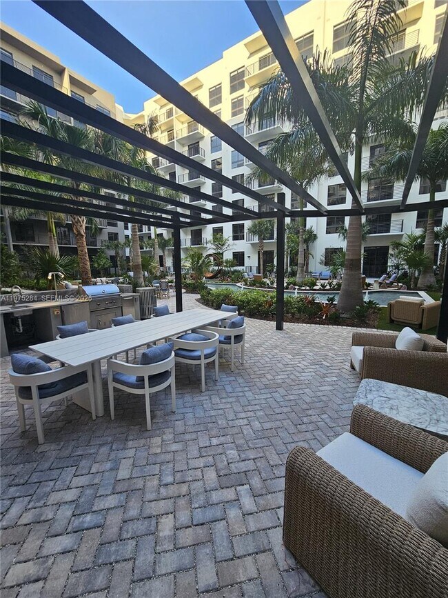 Building Photo - 1650 NE 124th St