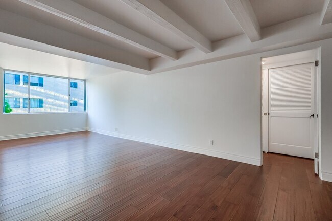 Building Photo - 435 N Oakhurst Dr