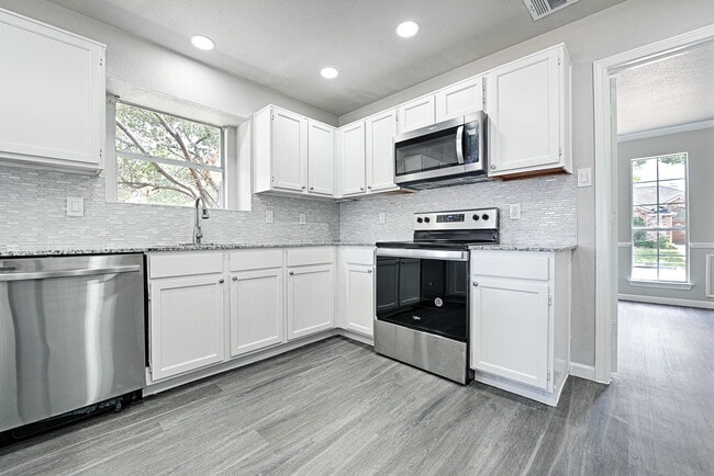 Building Photo - 2038 Biscayne Dr