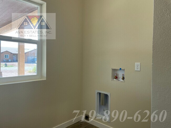 Building Photo - 753 E Springmont Dr