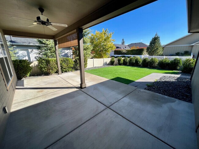 Building Photo - 449 Eagle Rock Dr