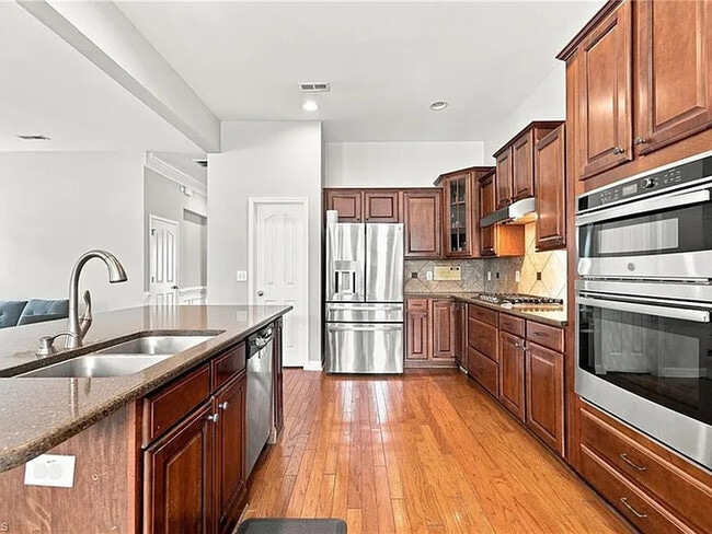 Building Photo - Lease OR Lease to Own