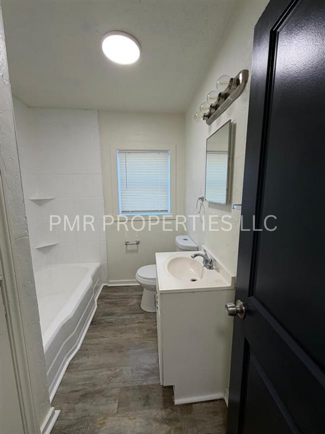 Building Photo - 2 Bedroom /1 Bathroom- House