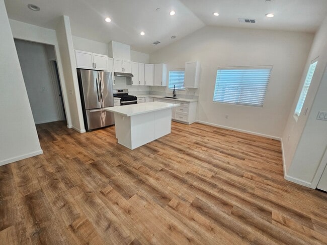 Building Photo - 3 Bedroom 2 Bathroom Duplex for Rent in Corning!