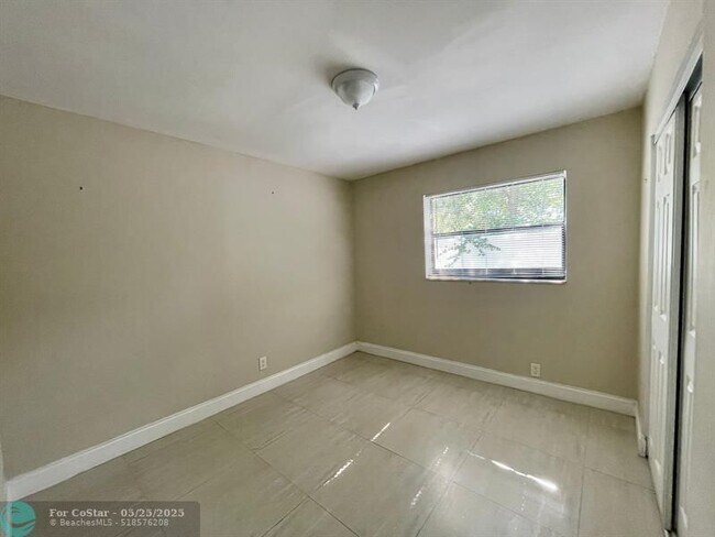 Building Photo - 607 NE 29th Dr
