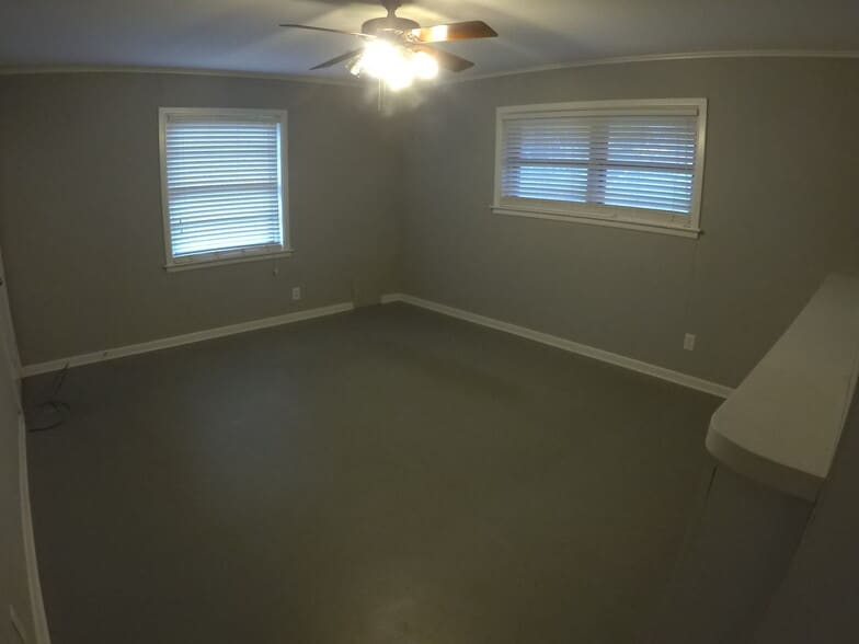 Living room - 106 Springwood Ln