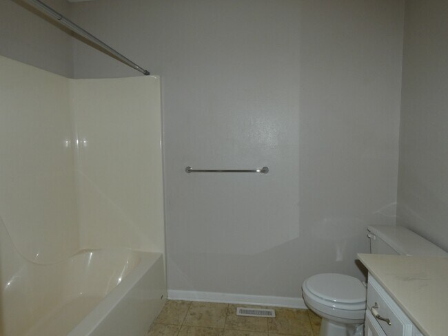 Building Photo - 833 Spring Ct