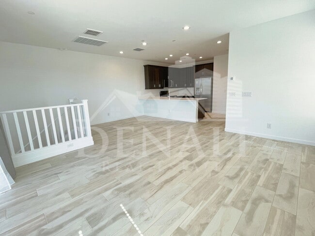 Building Photo - 784 S Hawk Ln