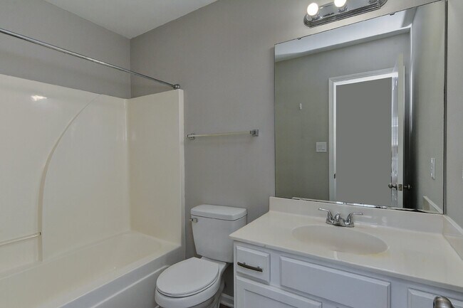 Building Photo - Beautiful 2 bed 2.5 bath Condo. Move-in Re...