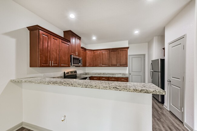 Building Photo - 914 Shady Ln