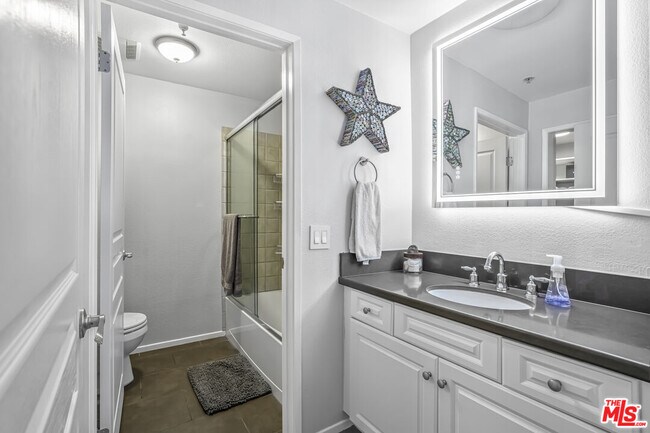 Building Photo - 7320 Hawthorn Ave