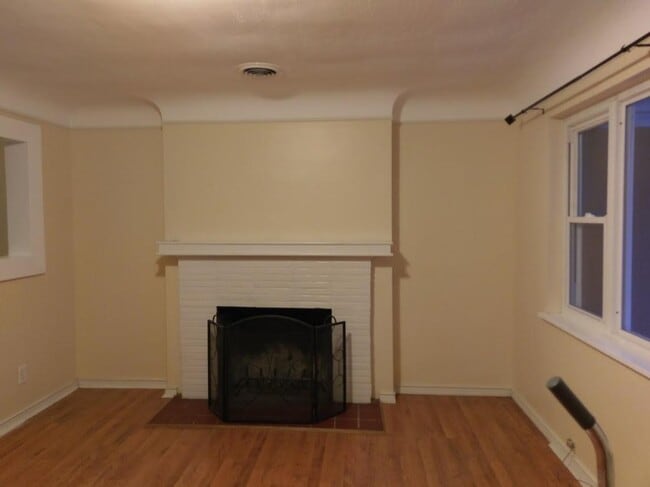 Building Photo - 640 Center St