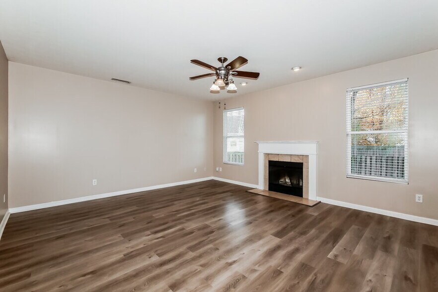 Building Photo - 15559 Old Pond Cir