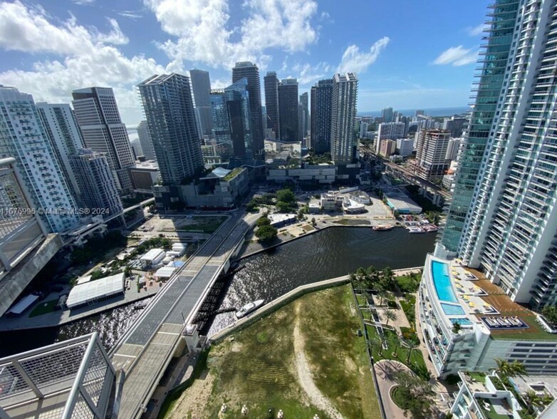 Building Photo - 350 S Miami Ave