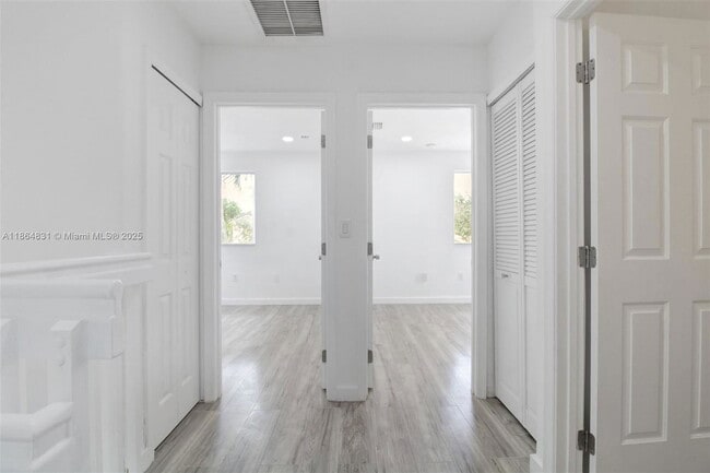 Building Photo - 1543 SE 24th Ct