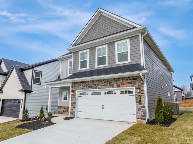 Building Photo - Maryville 37803 - 4 bedroom 3.5 bath - call Ed Johnson 865-924-5045