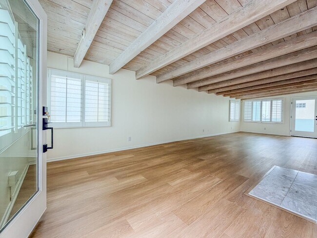 Building Photo - 3525 Sunset Ln