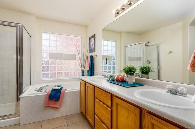 Building Photo - AMAZING 4 Bed 4 Bath Single Family Home in...