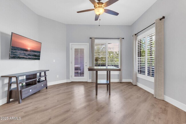 Building Photo - 945 E Playa Del Norte Dr