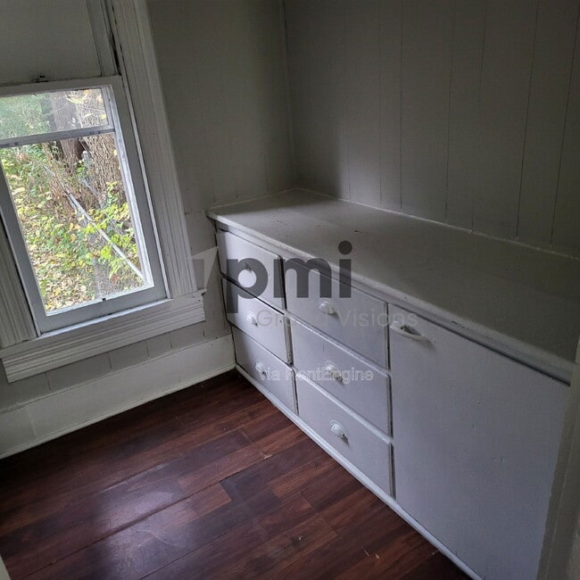 Building Photo - 941 E Cantrell St