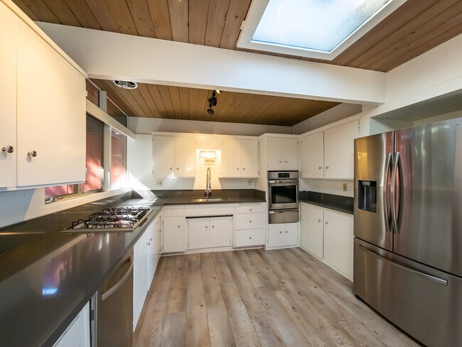 Building Photo - 1404 Oak Grove Dr