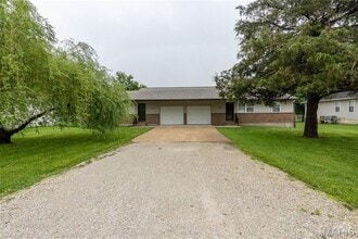 Building Photo - 2 bedroom, 1 bath duplex (left unit)