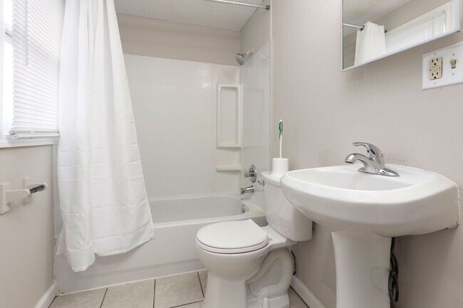 Building Photo - 726-728 W Saint Catherine Street