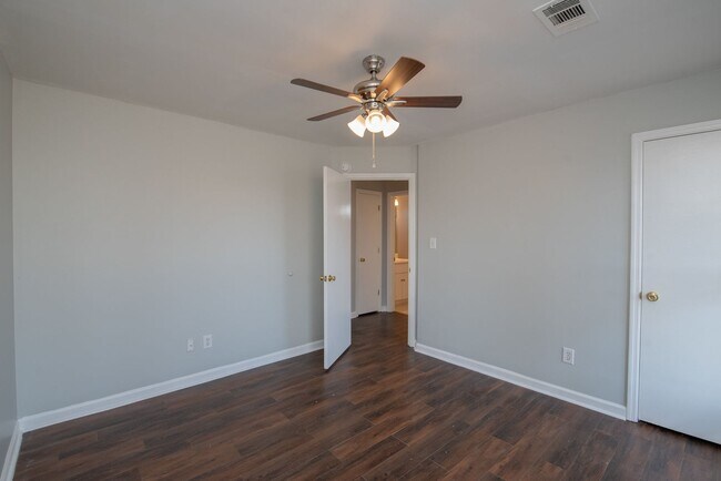 Building Photo - Delightful Pepperidge Home with Fireplace & Large Backyard