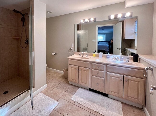 Building Photo - 67 Suncrest Terrace