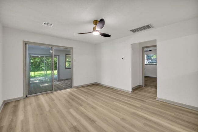 Building Photo - 114 E Ross Ave