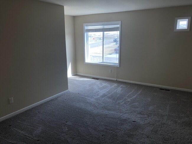 Building Photo - 704-726 26 St NW