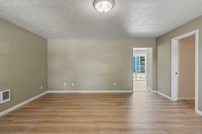 Building Photo - 3080 Park Ave NE