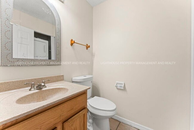 Building Photo - Beautiful 2-Bedroom Townhome with Pond Views