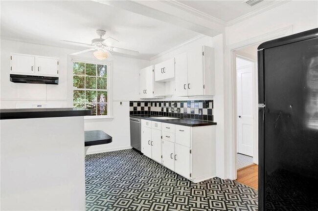 Building Photo - 309 Border Dr W
