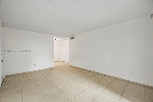 Building Photo - 10780 N Kendall Dr