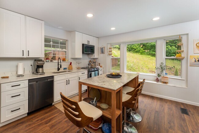 Building Photo - Mountain Retreat! -Bonus Spaces!