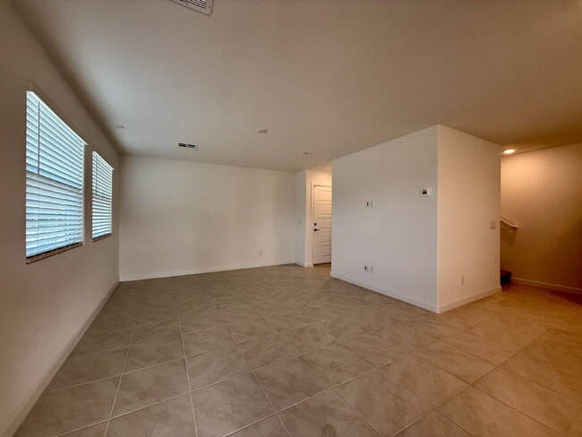 Building Photo - 3 BED 2.5 BATH 2 CAR GARAGE TOWNHOUSE IN CADENCE HENDERSON WITH LOFT