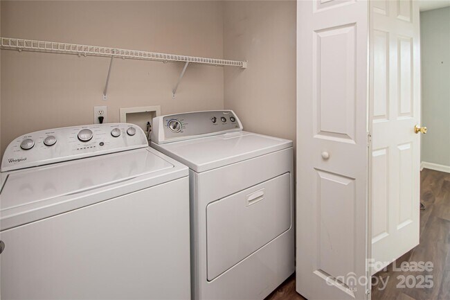 Building Photo - 2121 Kaybird Ln