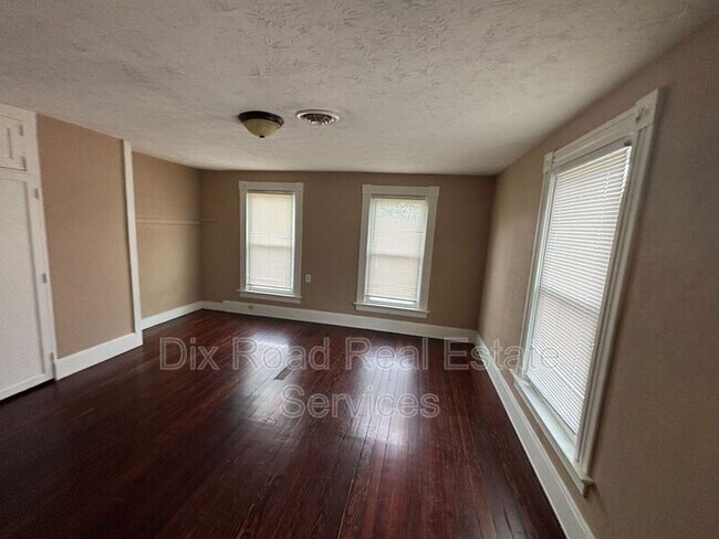 Building Photo - 411 Millikin St