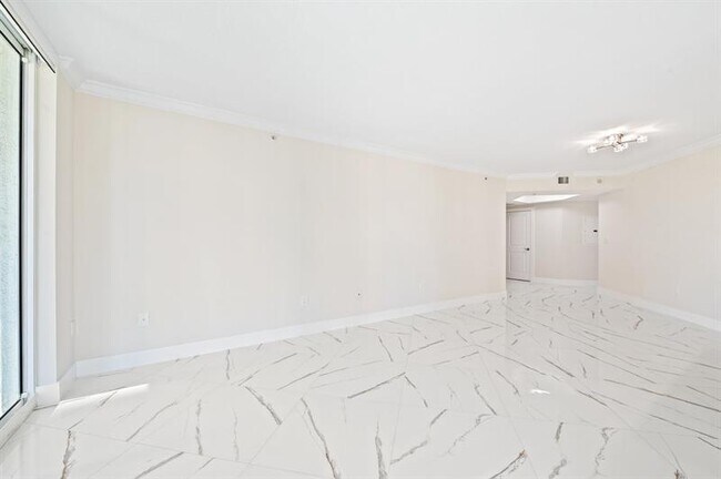 Building Photo - 347 N New River Dr E