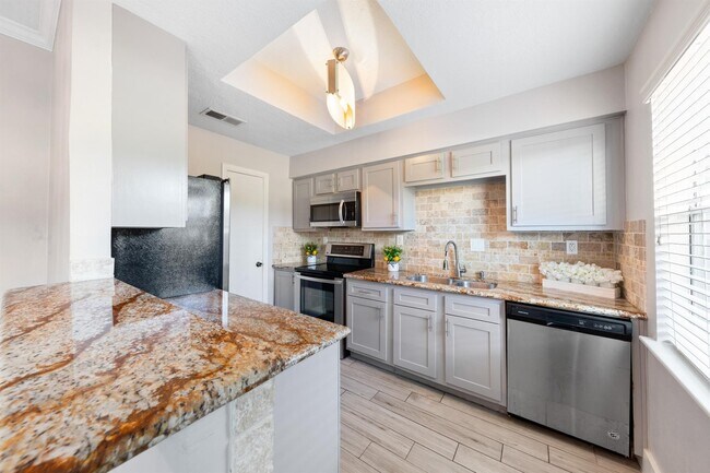 Building Photo - 7700 Creekbend Dr