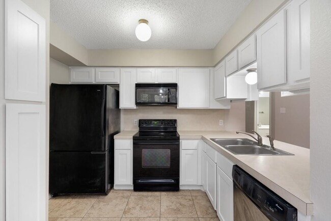 Building Photo - 2101 Matthews Ln